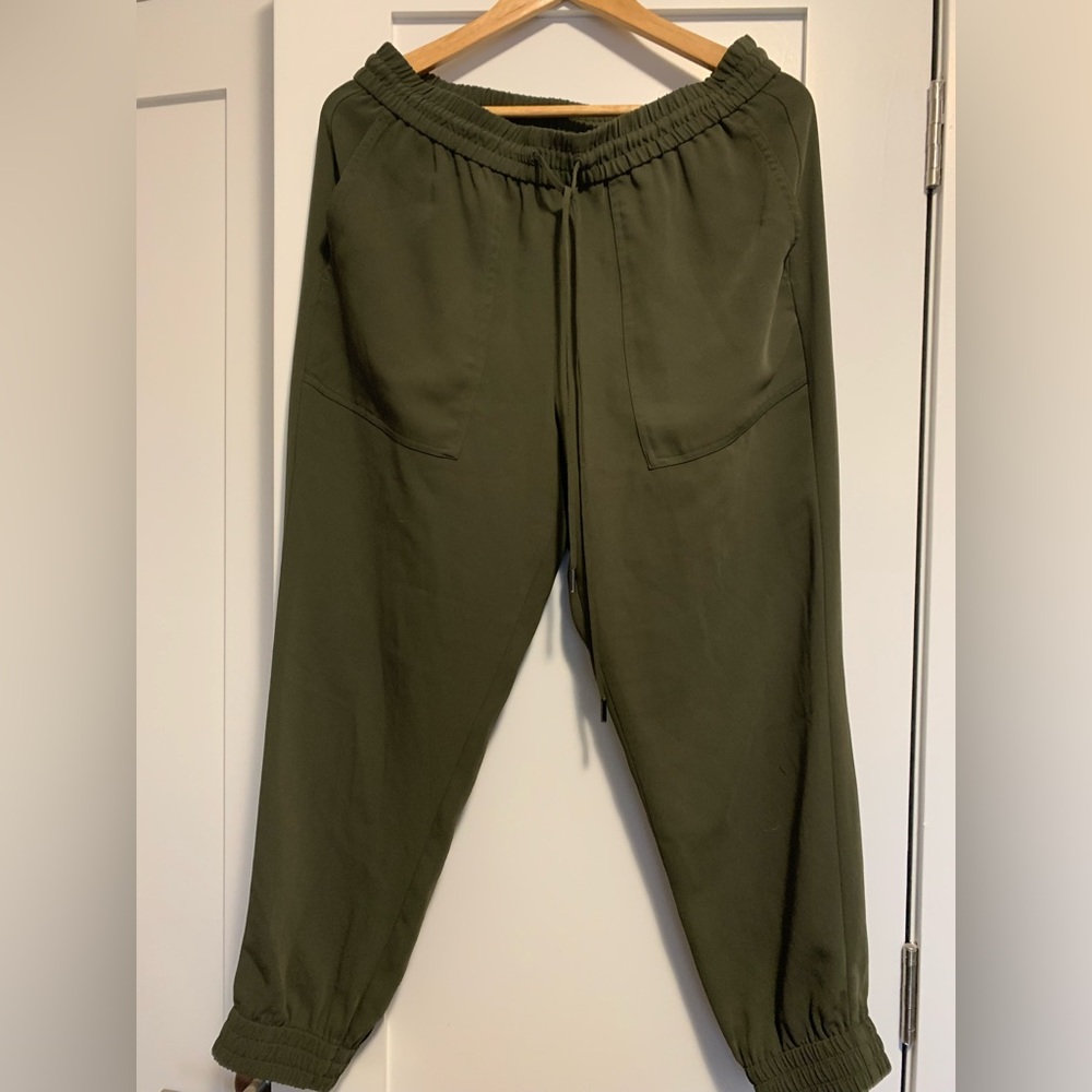 Sup comfy army green pants with pockets and draw string.